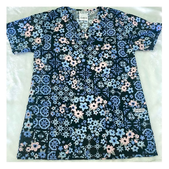 NWOT Uniform Advantage print scrub top - Picture 1 of 4